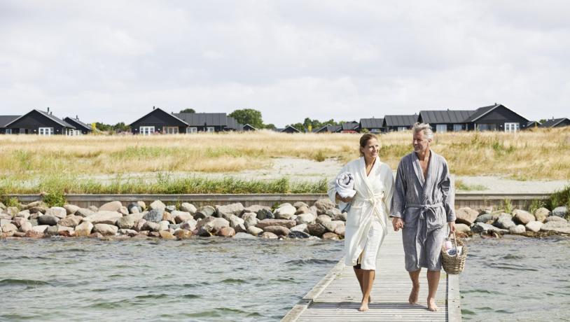 Paar auf dem Weg zum Schwimmen, Nysted Dänemark