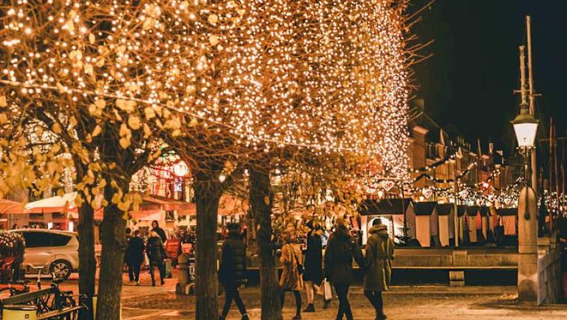 Gå på julmarknad i klassiska Nyhavn i Köpenhamn.