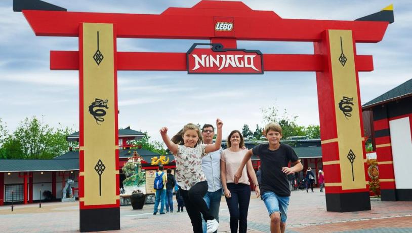 Familie ved Ninjago Portal i LEGOLAND®, Billund, Danmark