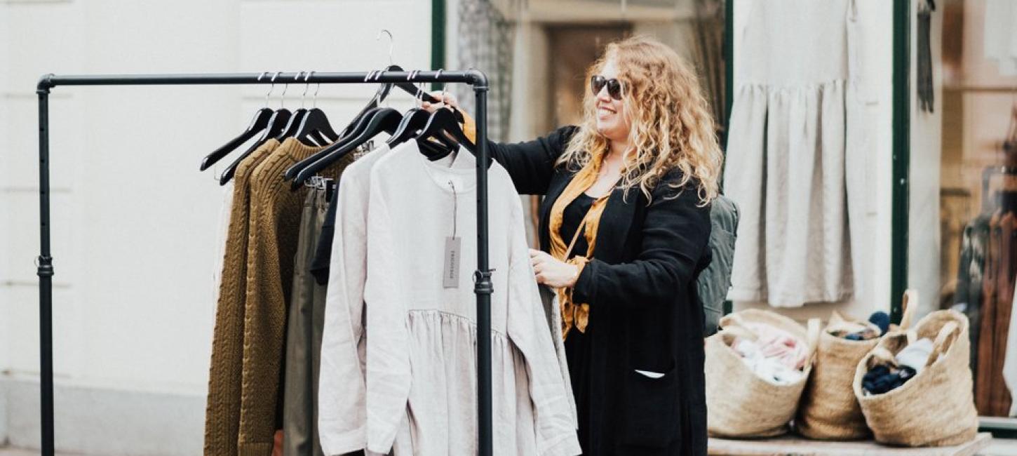 Kvinne shopper klær ved Jægersborggade, Nørrebro, København
