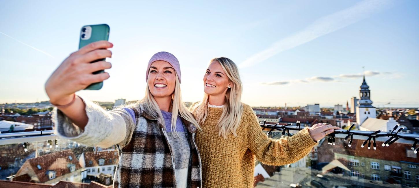 To kvinner tar selfie i Aalborg, Nordøstkysten, Denmark