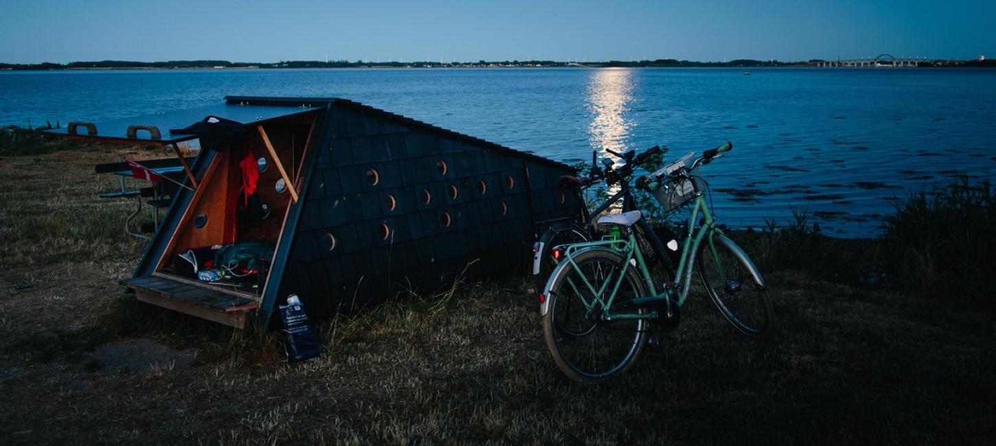 Hegnet shelter i solnedgang på stranden på øya Tåsinge, Fyn