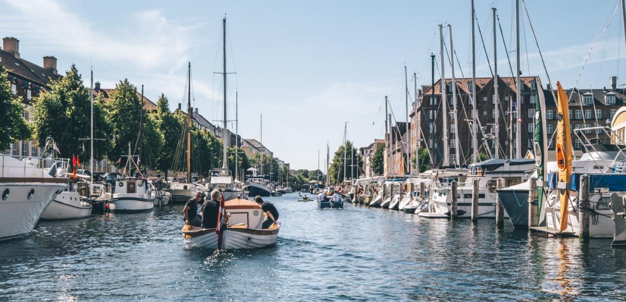 Båt som seiler gjennom Christianshavn i København