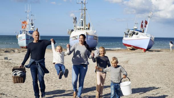 Familie leker på stranden på Thorup strand