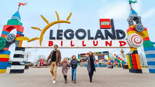 Familie ved inngangen til Legoland Billund