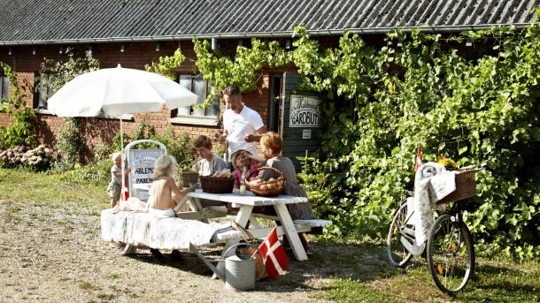 Familie ved en gårdsbutikk på Fejø, Danmark