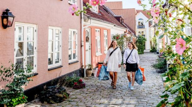 Zwei Frauen gehen shoppen in der Altstadt von Aalborg, Dänemark