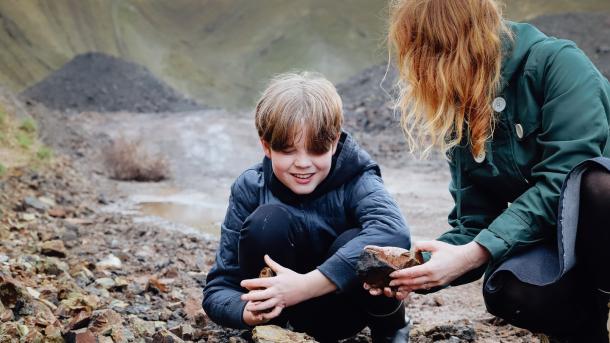 Child and his mother are looking for fossils in Mors, Northjutland