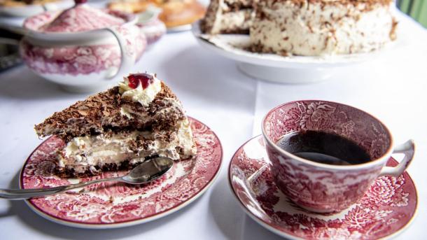 Kaffeetafeln, Bild von einer Tasse Kaffee und Kuchen