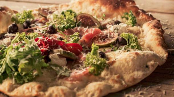 Pizza med skinke og fiken fra Neighbourhood restaurant i København