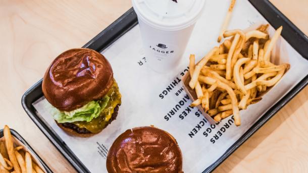 burger og fries fra Jagger restaurant i København