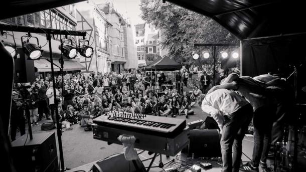 Artister på scenen bukker for publikum under Copenhagen Jazz Festival, København