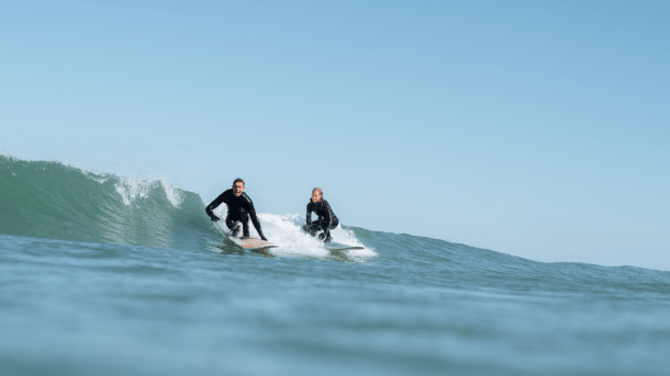 to surfere i vannet ved North Shore Surf i Løkken, Danmark