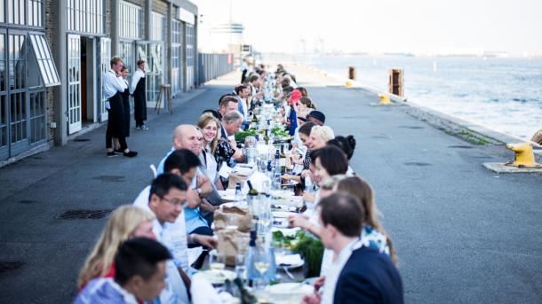 Langbord med middagsgjester som deltar på Copenhagen Cooking & Food Festival