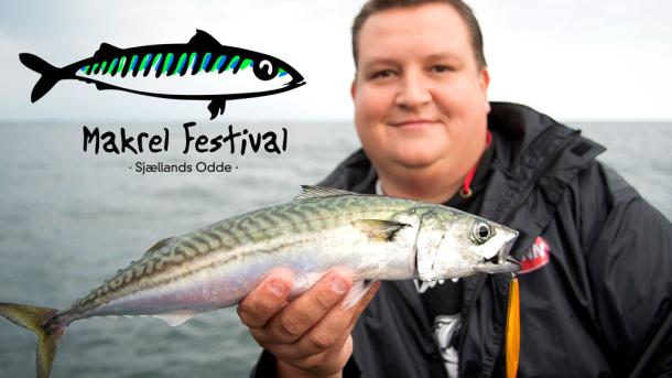Mann som holder i en makrell under Makrellfestivalen ved Sjællands Odde