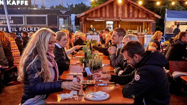 Mennesker ved langbord under Aarhus Food Festival