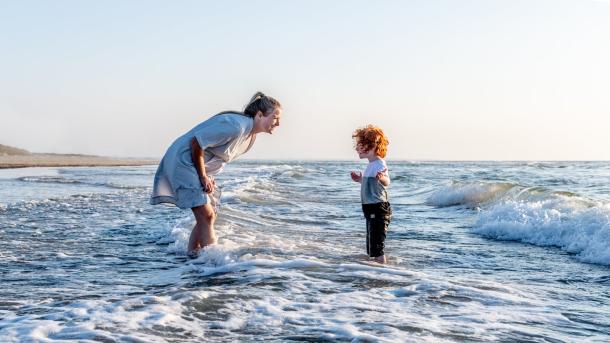 Mor og sønn på stranden i Nordjylland