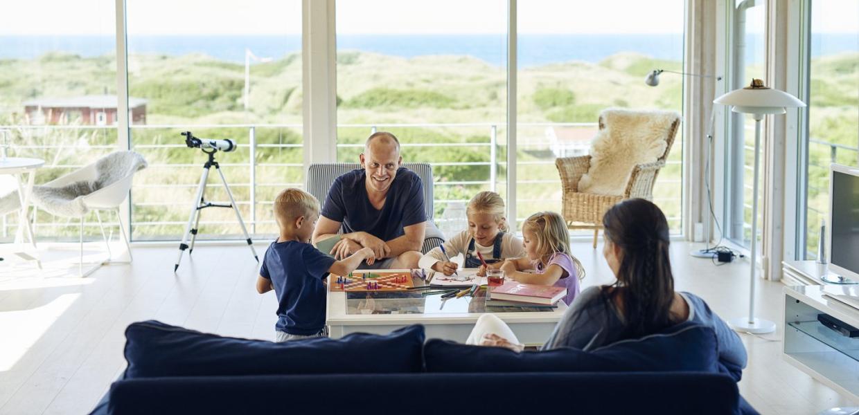 Familie i feriehus i Jylland