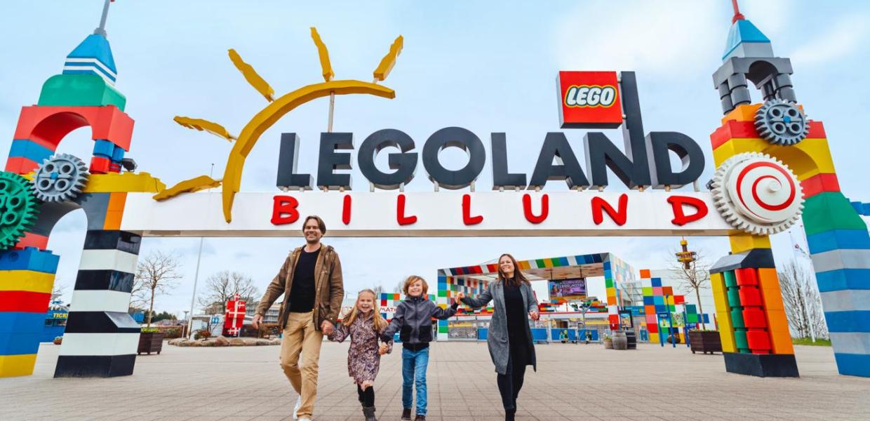 Familie ved inngangen til Legoland Billund