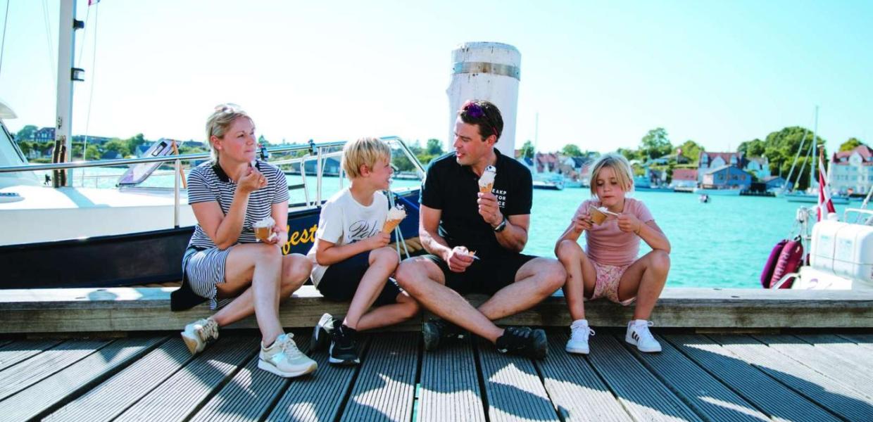 Familie spiser iskrem ved Sønderborg havn, Sønderjylland, Danmark
