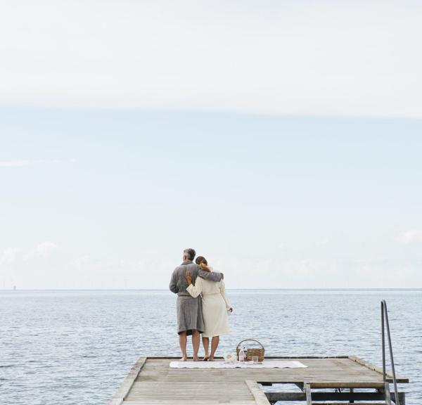 Par på badebroen som ser ut over havet på Nysted Lolland