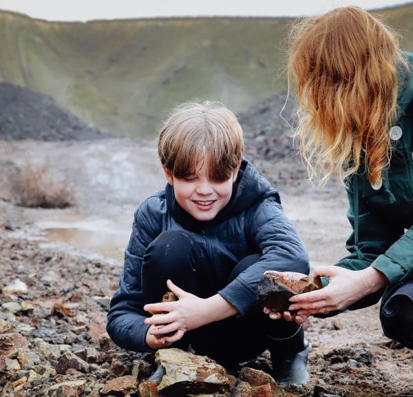 Child and his mother are looking for fossils in Mors, Northjutland
