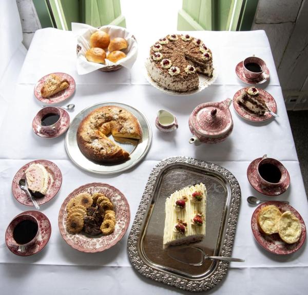 Bild von einer südjütländischen Kaffeetafel mit unterschiedlichen Kuchen und Kaffee