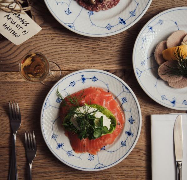 Klassisk dansk mat på et bord