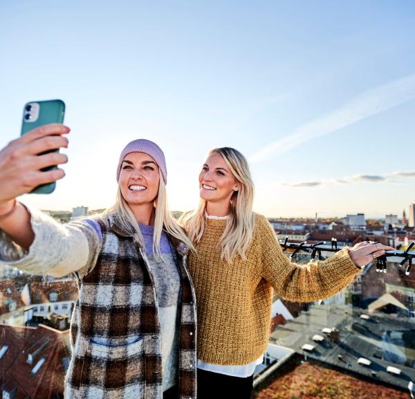 To kvinner tar selfie i Aalborg, Nordøstkysten, Denmark