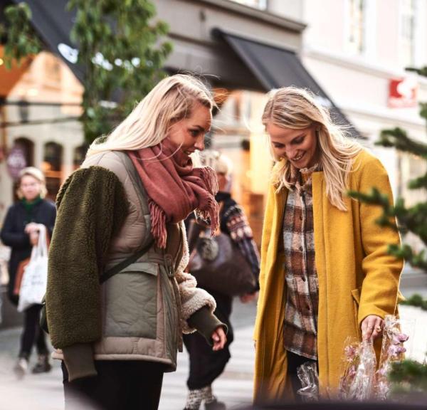 To damer på shopping i Aalborg om vinteren