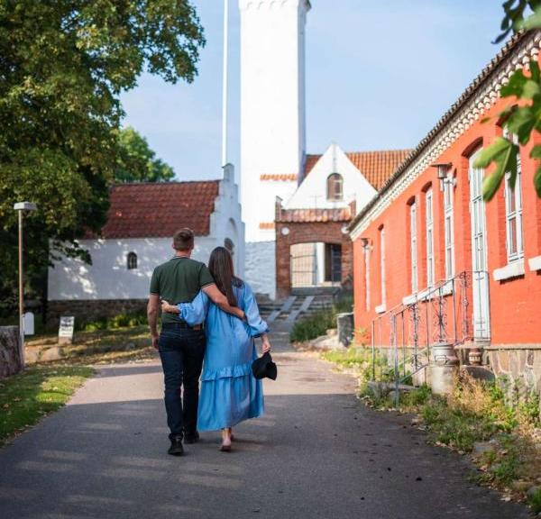 Par nyter en gåtur på Tunø, i Kystlandet, Danmark
