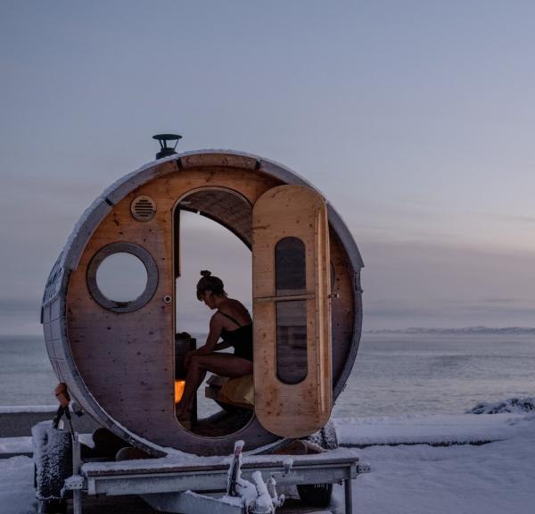 Kvinne i sauna på vestkysten av Danmark