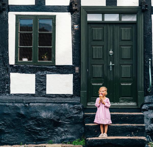 Jente med is i sjarmerende brosteinsgate i Ebeltoft i Aarhusregionen