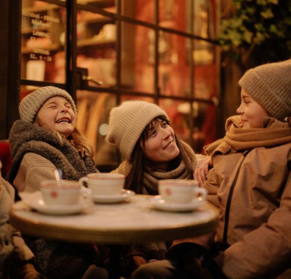 familie drikker kakao på cafe i Købehavn på vinteren