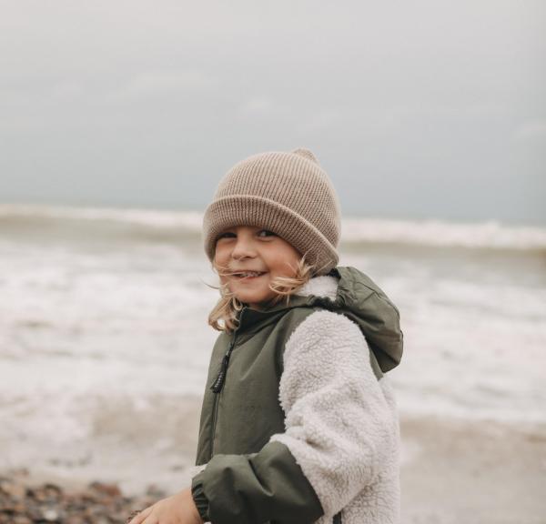 Barn på Skallerup strand i Jylland