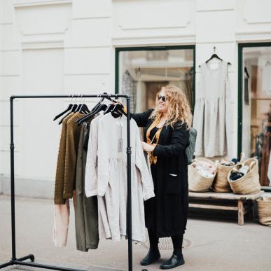 Kvinne shopper klær ved Jægersborggade, Nørrebro, København