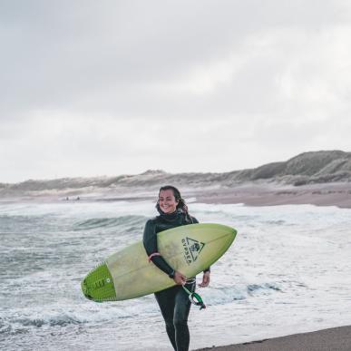 Vahine fra Cold Hawaii Surf Center ved kysten av Klitmøller, Danmark