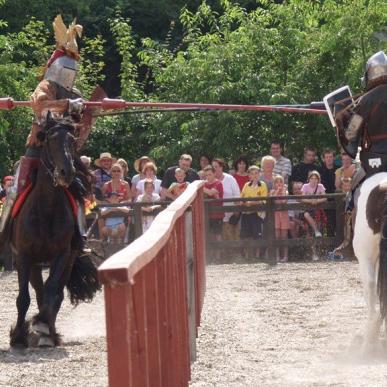 To riddere duellerer på hest ved middelaldersenteret i Lolland-Falster, Danmark