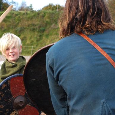 Barn deltar i krigertrening for barn ved Ribe Vikingecenter i Ribe, Vadehavskysten, Danmark