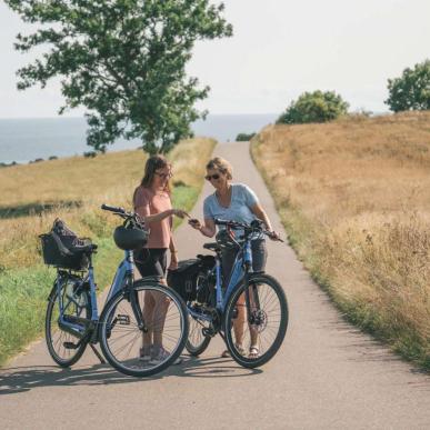 To kvinner sykler ved sydkysten av Sjælland, Danmark.