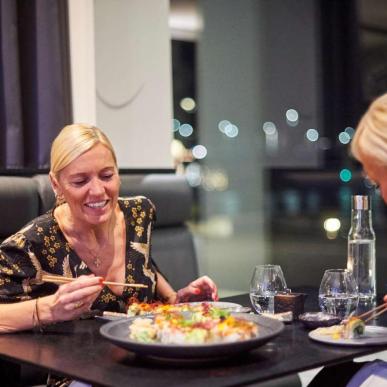 To kvinner nyter et måltid ved Restaurant Fusion i Aalborg