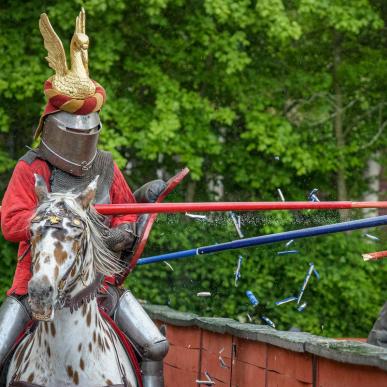 To riddere duellerer på hest ved middelaldersenteret i Lolland-Falster, Danmark