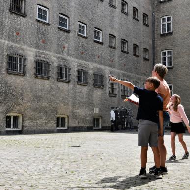 Familie ved fengselsmuseet i Horsens, Danmark