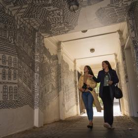 To kvinner ser på street art i Horsens, Kystlandet, Danmark