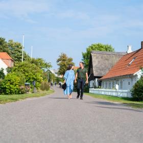 Par går ned vei på Tunø, Kystlandet, Danmark