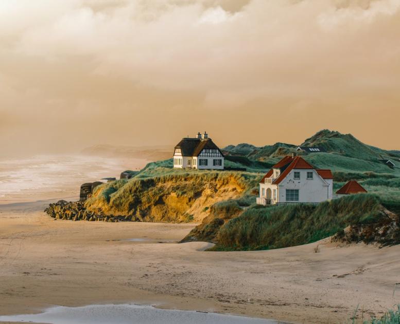 Hus på stranden ved Løkken i Nordjylland