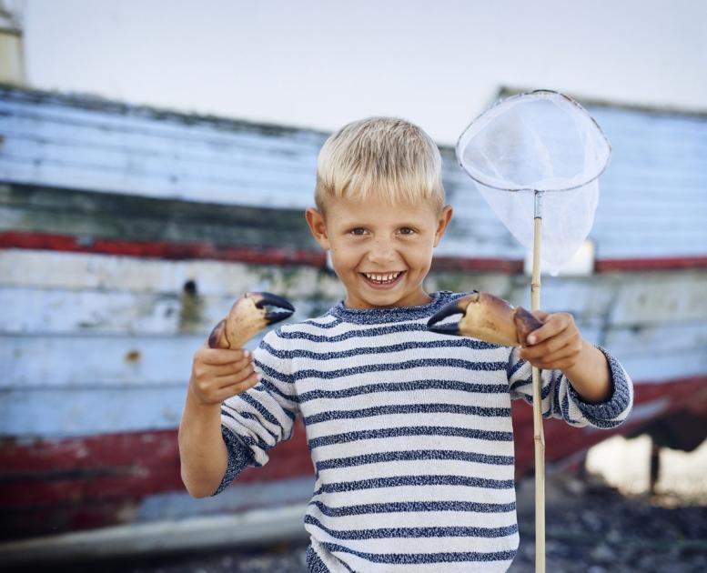 Gutt som fisker ved Thorup strand