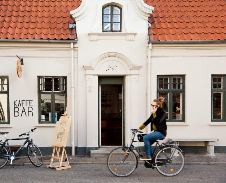Kvinde cykler i Aarhus