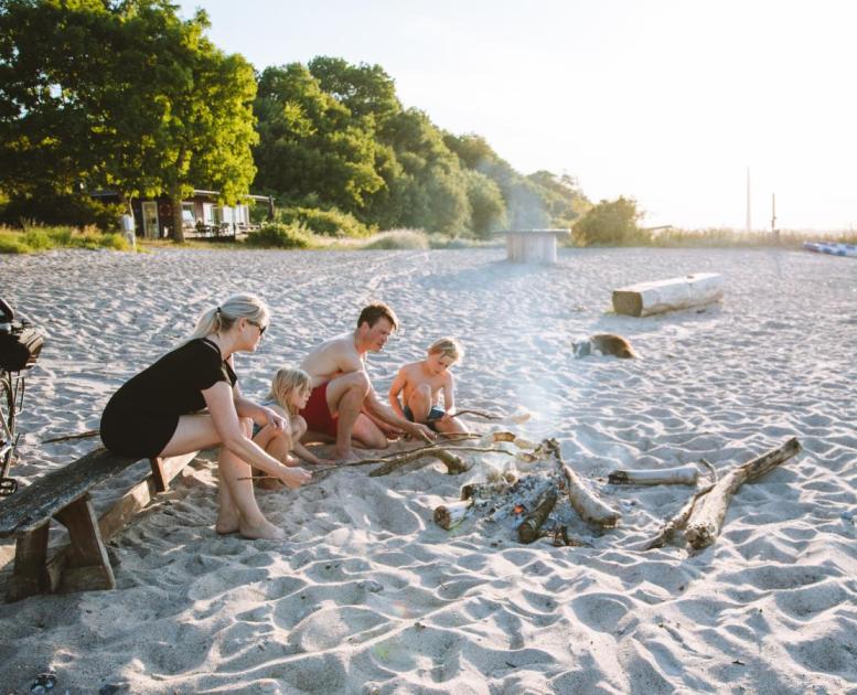Familie am Strand im dänischen Südjütland