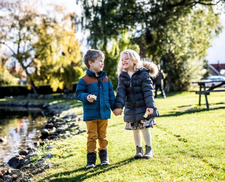 To barn som leker ved Juelsminde i Kystlandet, Danmark